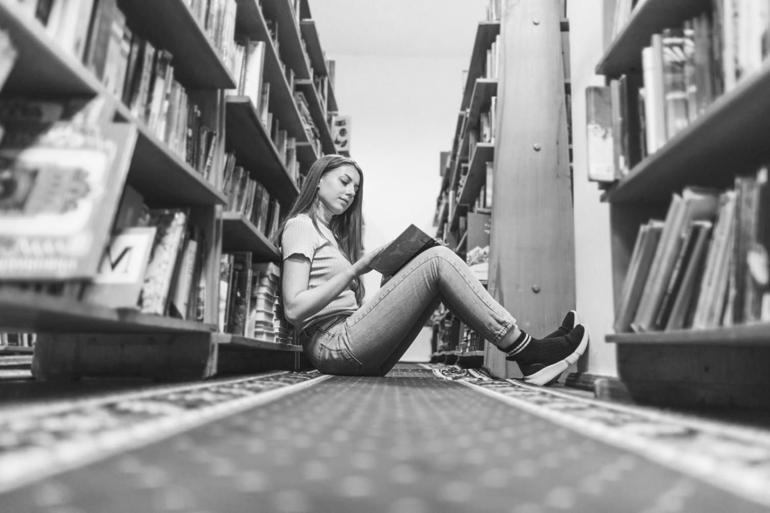 Moderner Arbeitsplatz mit Finanzunterlagen und digitalem Setup für Remote-Arbeit