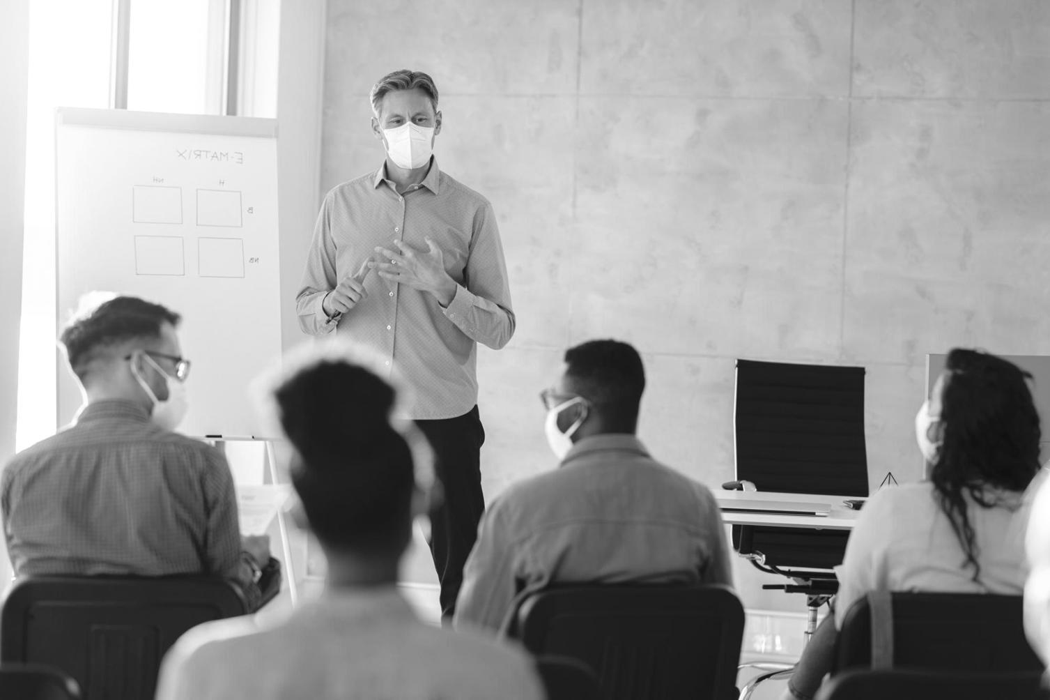 Team bei der Analyse von Finanzberichten