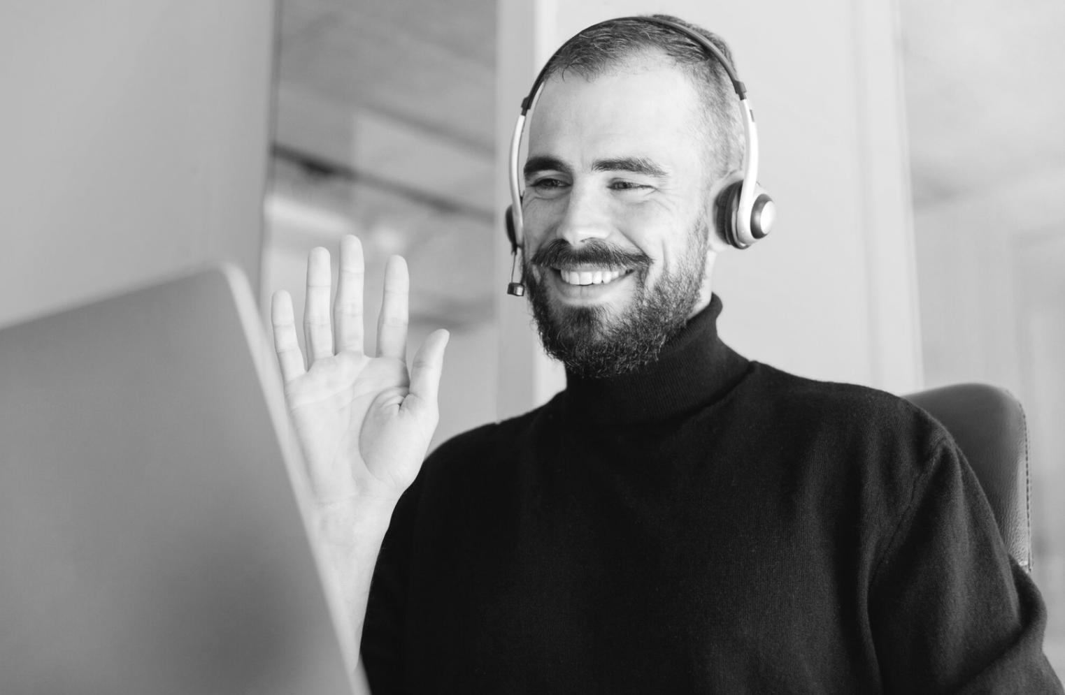 Finanzberater erklärt Budget-Tabelle auf Tablet