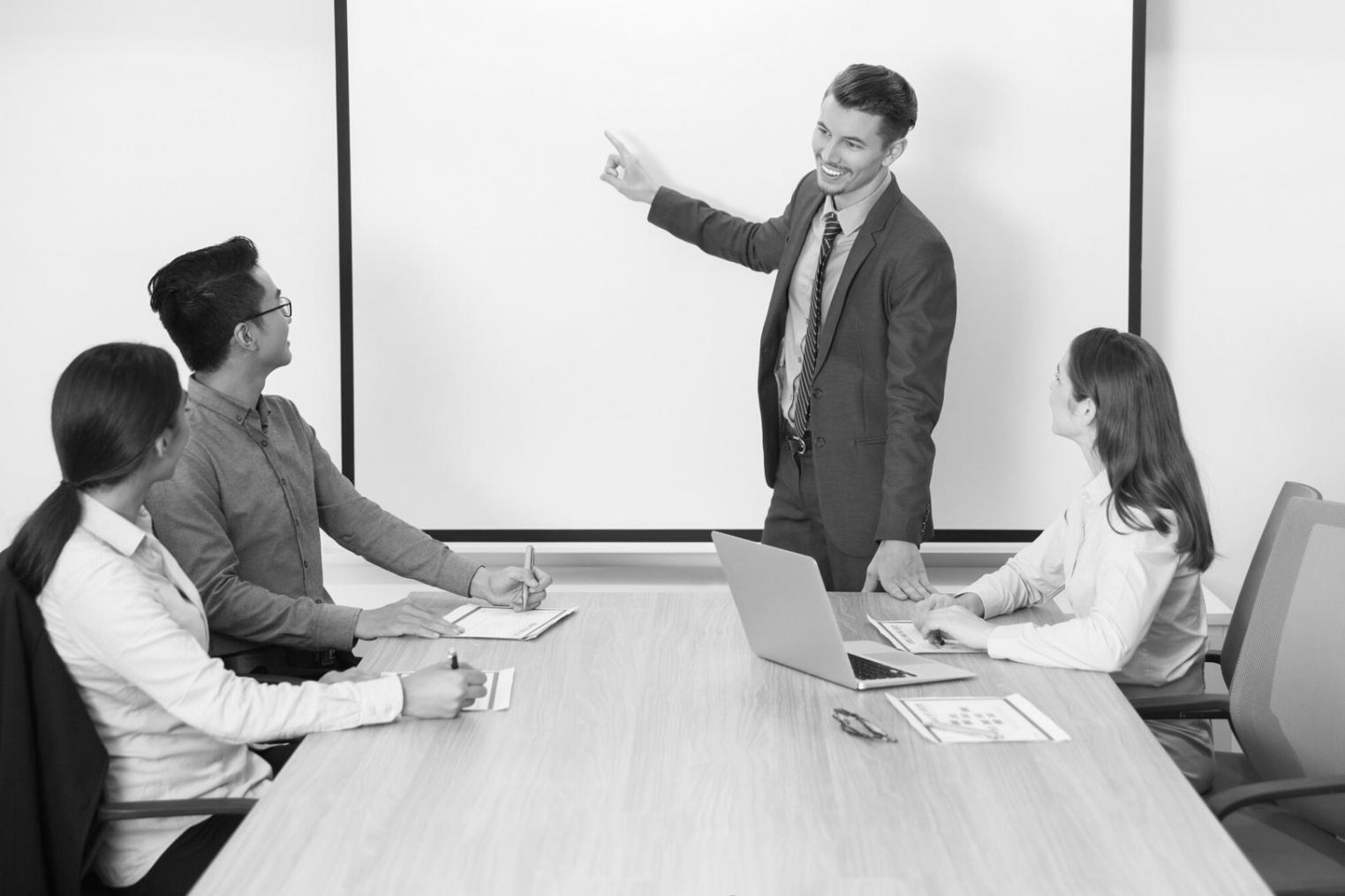 Studierende beim Planen des Budgets mit Laptop und Unterlagen