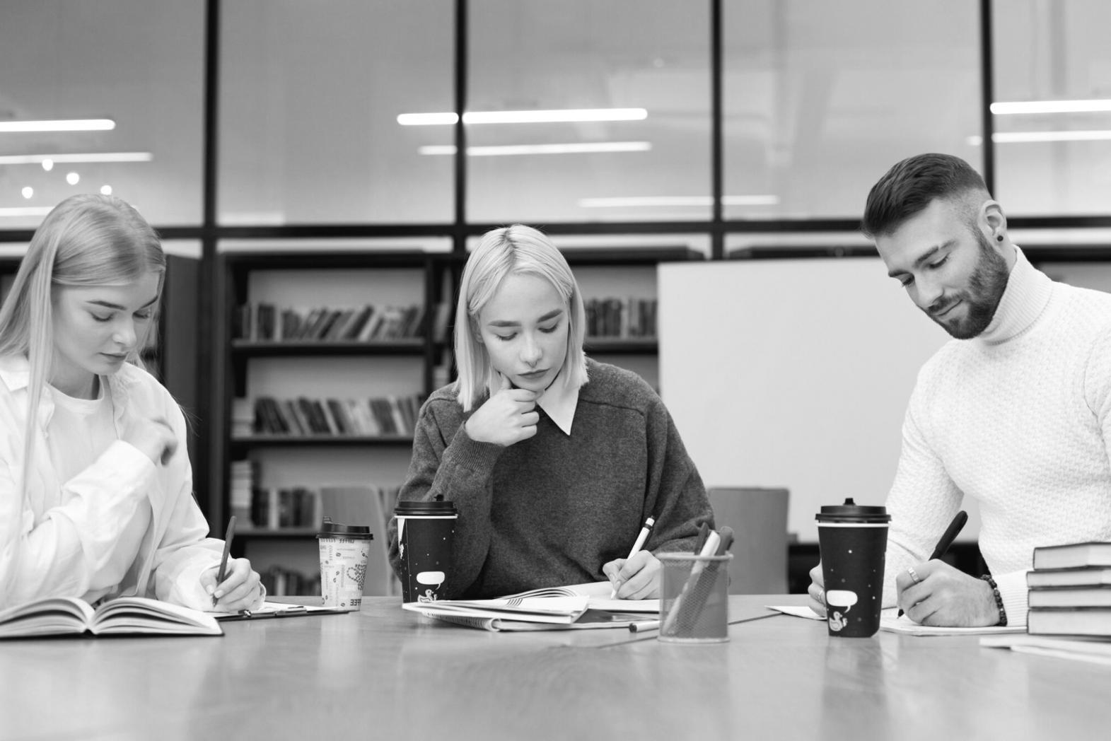 Digitale Zusammenarbeit bei der Budgetplanung mit verschiedenen Tools und Dashboards